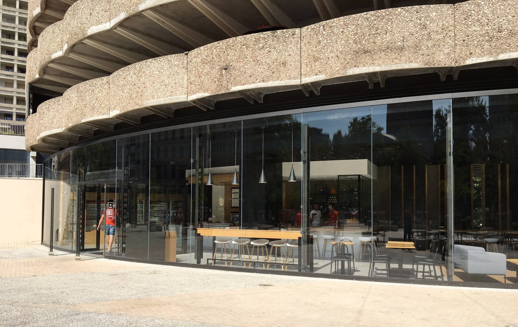 Réalisation d’une Façade Vitrée Cintré Débillardé en Acier au Parc LPA LES HALLES à Lyon