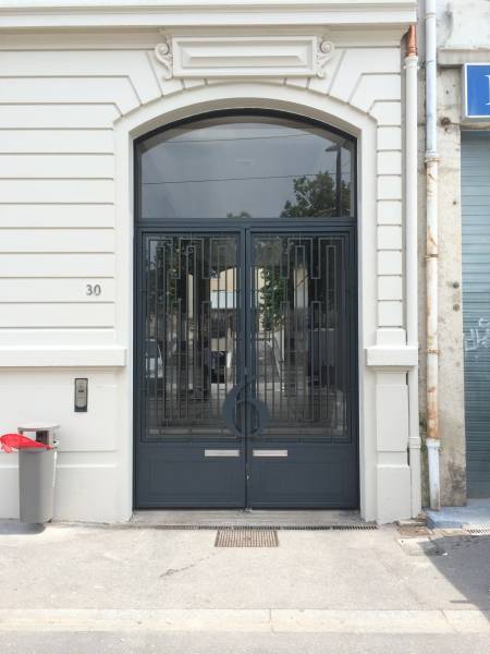 portail à LYON Rhône alpes avec système d'ouverture installé par LA FERMETURE AUTOMATIC