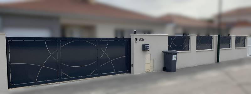 Portail coulissant et brise vue en acier thermolaqué à Chavanoz proche de Lyon  