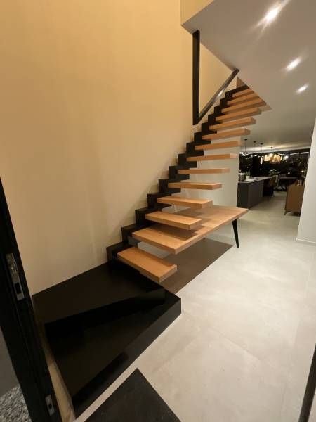 Création d’un escalier métallique avec limon déporté avec marches en bois de hêtre à Villette d’Anthon en Isère