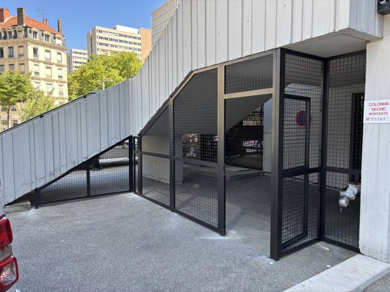 Vue extérieur 1 Cloison Métallique Grillagée 