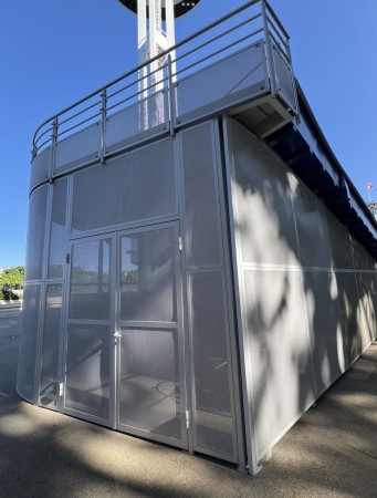 Vue extérieur coté portes local stockage à la piscine du Rhône Lyon