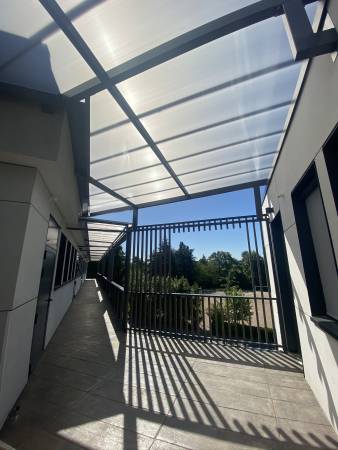 Collège Sacré Cœur - Ossature double peau garde-corps métallique et toiture en polycarbonate à Ecully