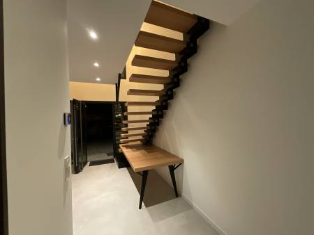 Création d’un escalier métallique avec limon déporté avec marches en bois de hêtre à Villette d’Anthon en Isère