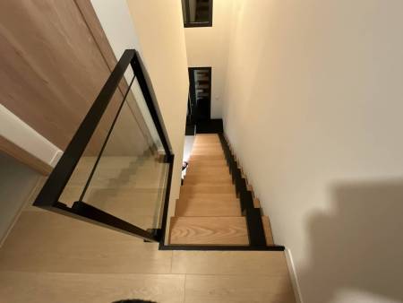 Escalier métallique marche bois, limon déporté Rhône Alpes Villette d'Anthon Isère