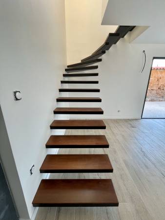 escalier métallique thermolaqué avec marches en hêtre massif