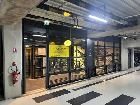 Façade coupe-feu séparant l'espace voiture de l'espace piéton dans un parking à Lyon