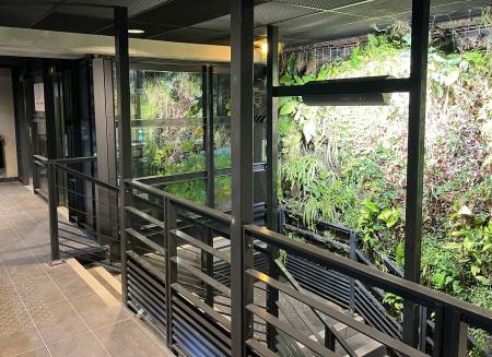 Garde-corps métalliques rampant au parking Lyon Parc Auto Saint Antoine à Lyon.