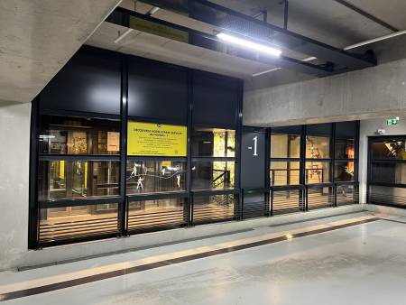 Façade coupe-feu séparant l'espace voiture de l'espace piéton dans un parking à Lyon