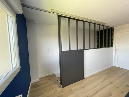 Verrière métallique avec porte coulissante métallique ouverte dans l'agglomération Lyonnaise