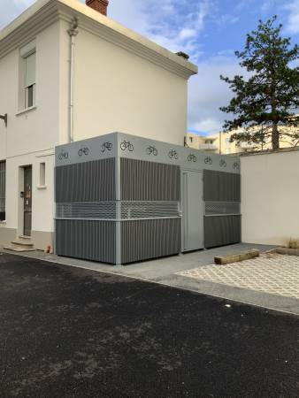 Conception et installation d’abris vélos sécurisés avec contrôle d’accès, racks double étage pour le stationnement des vélos à Lyon.