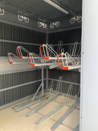Racks double étage pour le stationnement des vélos à Lyon.