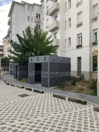 Conception et installation d’abris dédiés aux poubelles dans une copropriété à Lyon.