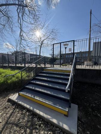 Vue d'ensemble de l'escalier métallique sur mesure installé au Parc du Château des Mères à Lyon