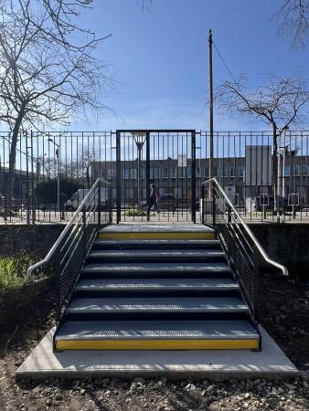 Escalier métallique installé, marches caillebotis en acier galvanisée, garde-corps en acier thermolaqué, mains courantes en inox 304L brossé