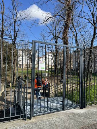 Portillon installé en remplacement d'un pan de clôture afin de créé un accès au Parc à Lyon
