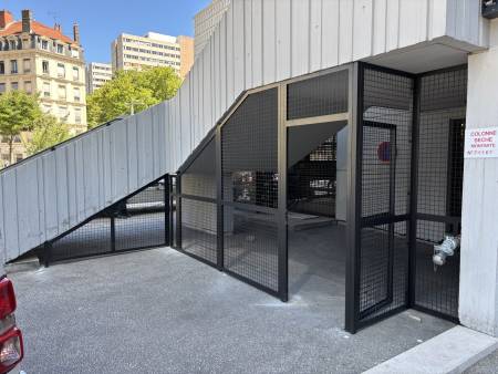 Vue extérieur 1 Cloison Métallique Grillagée 