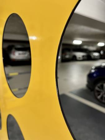 Vue de la finition thermolaqué bi couleur des tôles perforées du local vélo dans un parking Lyon Parc Auto à Lyon