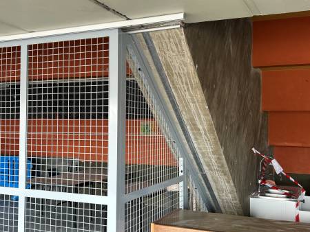 Réalisation et installation d'un local en châssis grillagé métallique thermolaqué à la piscine de Vaise à Lyon