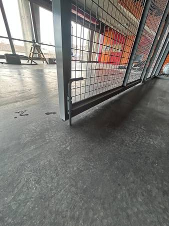 Réalisation et installation d'un local en châssis grillagé métallique thermolaqué à la piscine de Vaise à Lyon