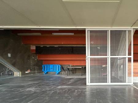 Réalisation et installation d'un local en châssis grillagé métallique thermolaqué à la piscine de Vaise à Lyon