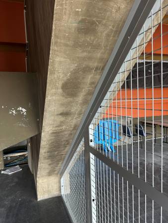 Réalisation et installation d'un local en châssis grillagé métallique thermolaqué à la piscine de Vaise à Lyon