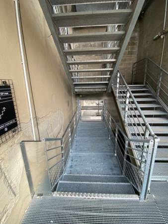 Notre zone d'activité pour ce service Artisan métallier pour escalier en limon central en acier avec marches en bois massif et rambarde en verre sécurisé pour intérieur moderne