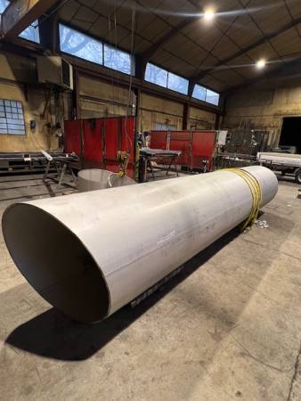 Tuyauterie soudure d’un coude inox Ø1016 mm ép 14 mm dans notre atelier de soudure à Pusignan proche de Lyon